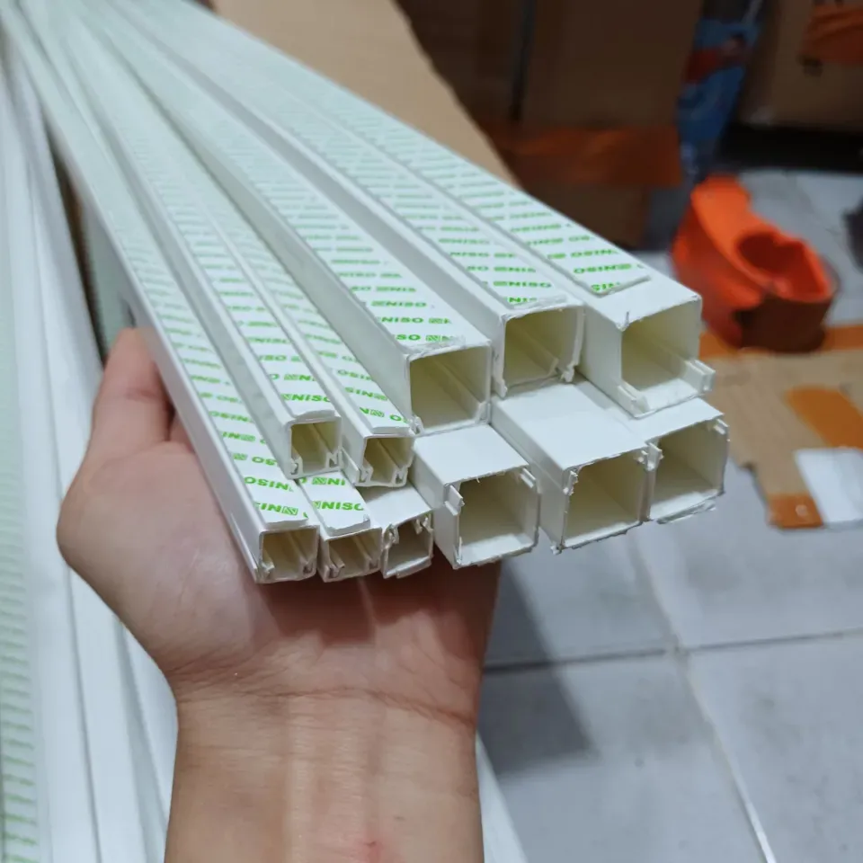 Berbagai ukuran ducting kabel kotak putih dengan bagian ujung terbuka